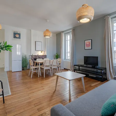 Le Spacieux , 7 Personnes, 6 Lits, Parking, Proche Lyon Partdieu Apartment *